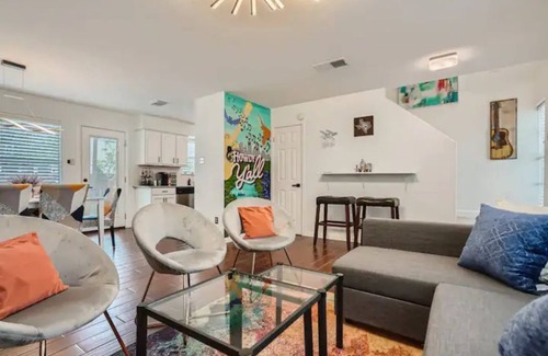 Austin House | Renovated LaCasa deArte: Steps to Downtown & Exciting Austin
