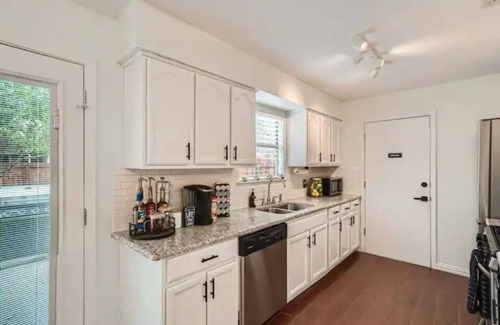 Austin House | Renovated LaCasa deArte: Steps to Downtown & Exciting Austin