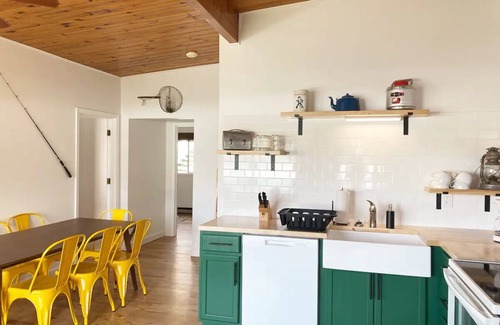 Camdenton Cabin | Renovated Lakeside Cabin with Pool and Spa Amenities