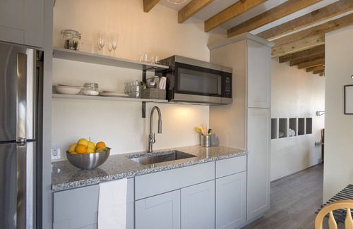 Downtown Santa Fe Apartment | Renovated Loft Near Santa Fe Plaza with Spa & Breakfast