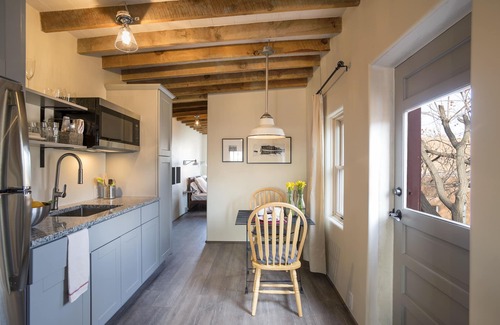 Downtown Santa Fe Apartment | Renovated Loft Near Santa Fe Plaza with Spa & Breakfast