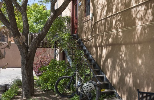 Downtown Santa Fe Apartment | Renovated Loft Near Santa Fe Plaza with Spa & Breakfast