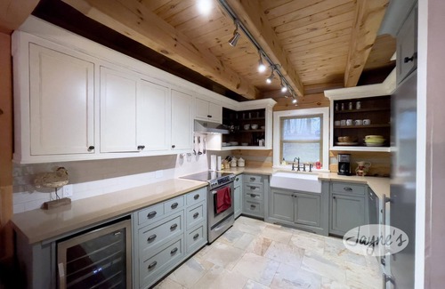 Minett Cottage | Renovated Log Cabin Retreat with Lake Rosseau Views!