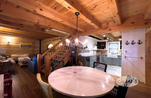 Minett Cottage | Renovated Log Cabin Retreat with Lake Rosseau Views!