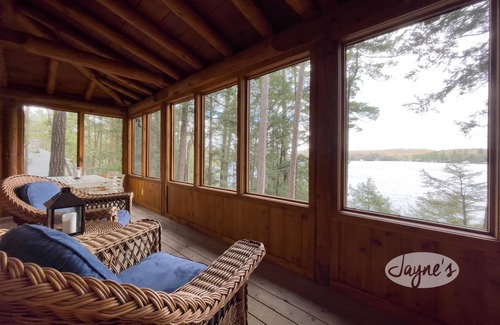 Minett Cottage | Renovated Log Cabin Retreat with Lake Rosseau Views!