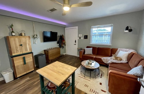 Cherrywood Condo | Stylish MidCentury Condo with Ocean View & Pool Access