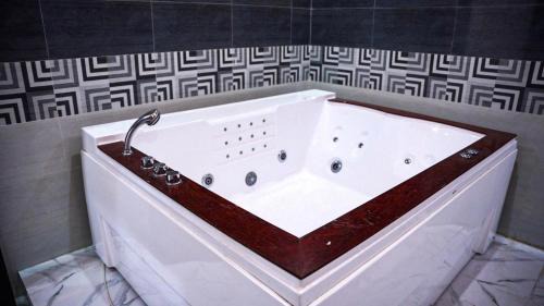 Mirpur Apartment | Modern Apartment with Hot Tub - Perfect for Families