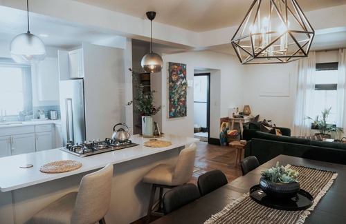 Kerrytown House | Modern Downtown Retreat with Spa & Breakfast Near Stadium