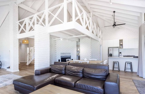 South Yunderup House | Renovated River Frontage with Private Jetty, Tennis Court, Pool Table. Free WIFI