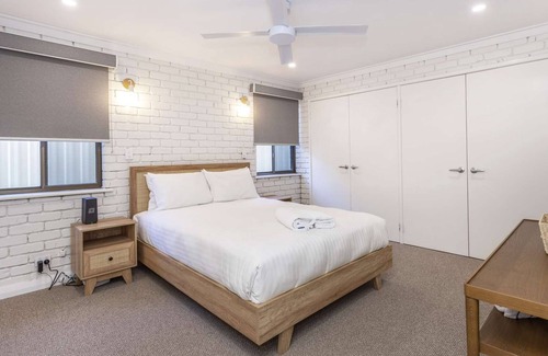 South Yunderup House | Renovated River Frontage with Private Jetty, Tennis Court, Pool Table. Free WIFI