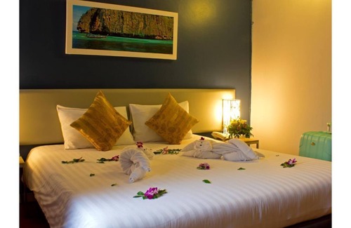 Karon Hotel | Renovated Room Steps from Karon Beach with Breakfast Included