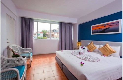 Karon Hotel | Renovated Room Steps from Karon Beach with Breakfast Included