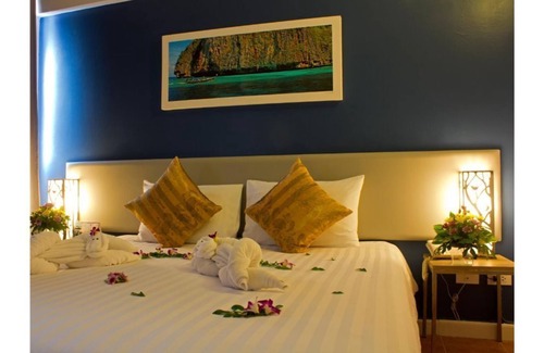 Karon Hotel | Renovated Room Steps from Karon Beach with Breakfast Included