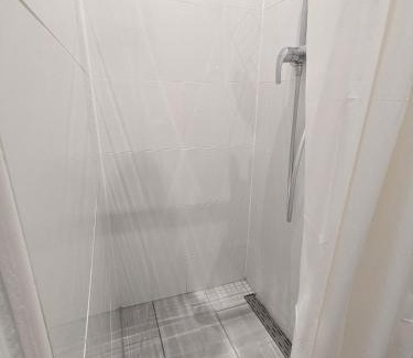Wahring Apartment | Modern Studio Retreat - Pet Friendly & 10 Min to Center
