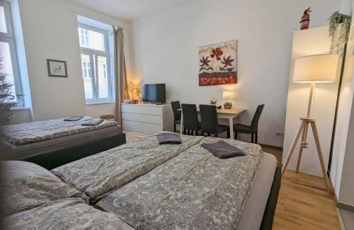 Wahring Apartment | Modern Studio Retreat - Pet Friendly & 10 Min to Center