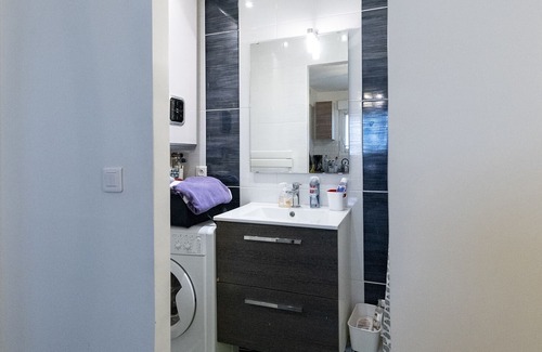 Notre-Dame Apartment | Cozy Downtown Studio: Guest Rated 9.6 with Pool & Spa