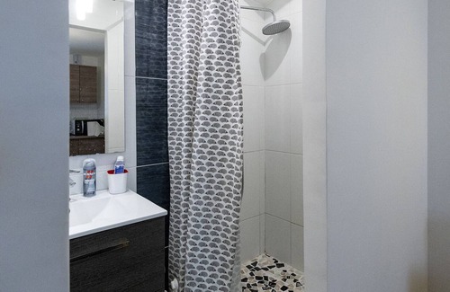 Notre-Dame Apartment | Cozy Downtown Studio: Guest Rated 9.6 with Pool & Spa