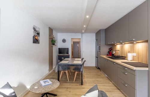 La Mongie Apartment | Renovated studio for 6, south loggia, near slopes, modern amenities