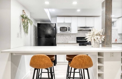 Bankview Apartment | Stylish Suite near 17th - Rated 9.6, Pet Friendly & More!