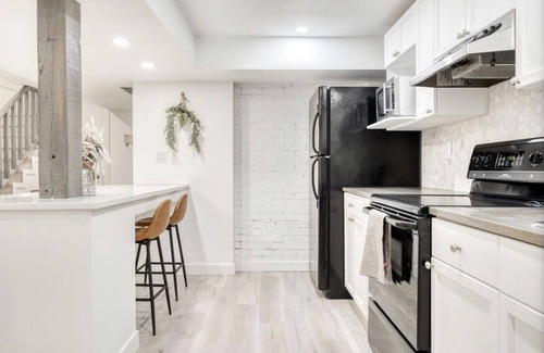 Bankview Apartment | Stylish Suite near 17th - Rated 9.6, Pet Friendly & More!