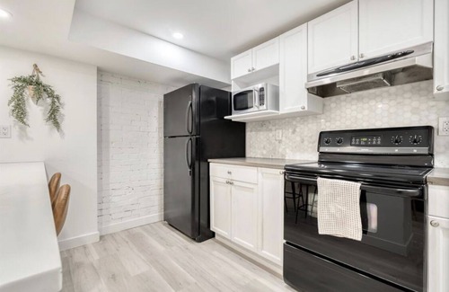 Bankview Apartment | Stylish Suite near 17th - Rated 9.6, Pet Friendly & More!
