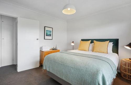 Takapuna Apartment | Modern 2BR Takapuna Apartment with Parking & Sky Tower Views