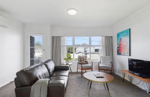 Takapuna Apartment | Modern 2BR Takapuna Apartment with Parking & Sky Tower Views