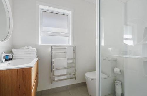 Takapuna Apartment | Modern 2BR Takapuna Apartment with Parking & Sky Tower Views