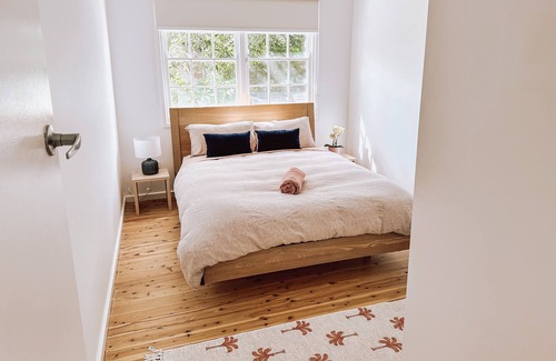 Merewether Heights House | Renovated Treetop Cottage: 5 Min from Merewether Beach