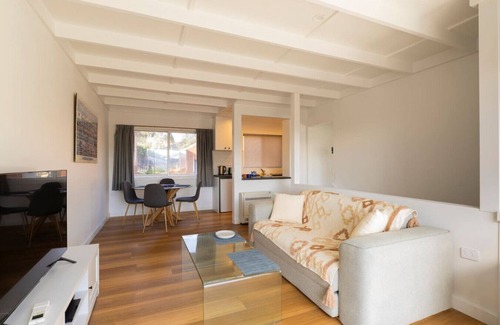 Sandy Bay Apartment | Renovated two-level Sandy Bay apartment
