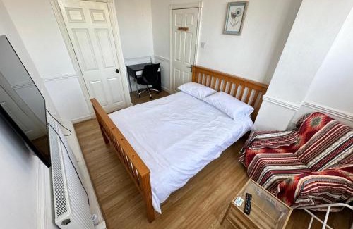 Stepney Green House | Discover Whitechapel Rooms R3 with a Relaxing Hot Tub