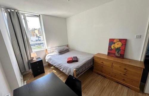Stepney Green House | Discover Whitechapel Rooms R3 with a Relaxing Hot Tub