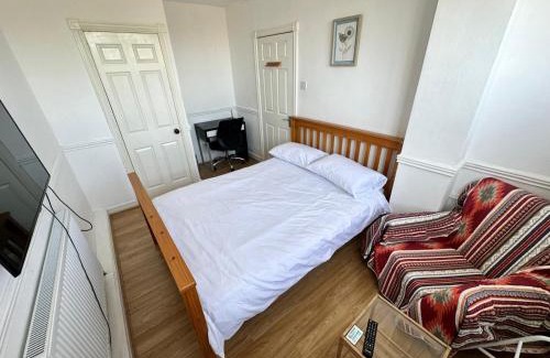 Stepney Green House | Discover Whitechapel Rooms R3 with a Relaxing Hot Tub