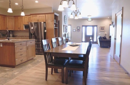Heyburn Hotel | Book 8-11 Rooms with Kitchen & Pool - Guest Rated 9.8