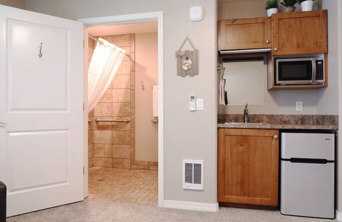 Heyburn Hotel | Book 8-11 Rooms with Kitchen & Pool - Guest Rated 9.8