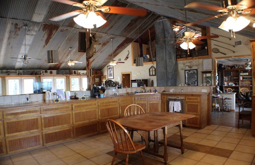 Castell House | Private Ranch Retreat with Pool & Spa for 15 Guests