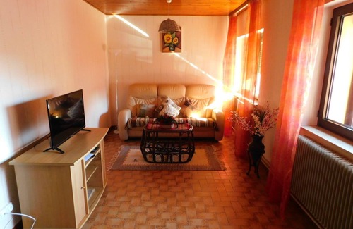 Ostheim Apartment | Cozy Gite in Ostheim with Kitchen and Child-Friendly Space