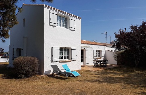 Barbatre House | Spacious Family Retreat: Stylish House 800m from Beach
