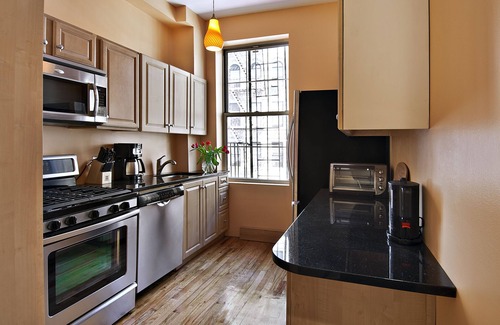 Ukrainian Village Apartment | Exquisite 2BR Apartment in SOHO: Pet-Friendly & Spa Access