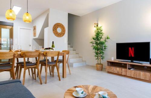 Santa Pola House | Elegant Gran Casa with Terrace - 4-Star Family Retreat