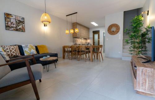 Santa Pola House | Elegant Gran Casa with Terrace - 4-Star Family Retreat