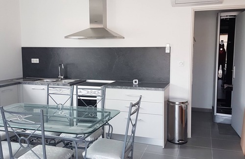 La Crau Apartment | Top-Rated Air-Conditioned Studio with Oceanfront Pool