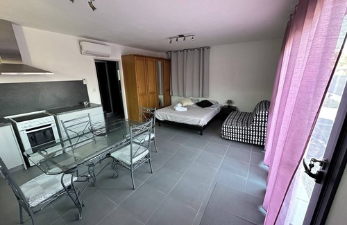 La Crau Apartment | Top-Rated Air-Conditioned Studio with Oceanfront Pool