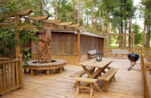 Oakdale Cabin | Cozy Rental Cabin with Fishing in a Stocked Pond