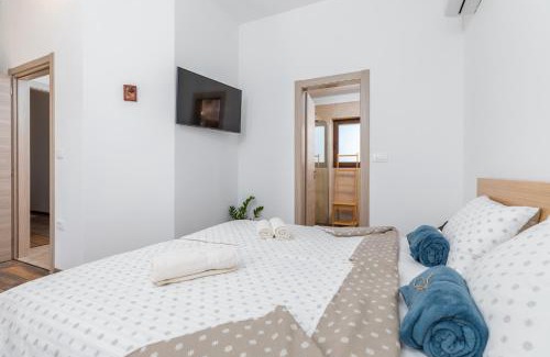 Valbandon House | Oceanfront Escape at Rental House Nada - Rated 10/10!
