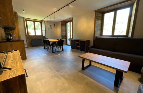Rochesson House | Discover Gite Roche Des Ducs - Lake View Retreat Awaits