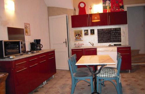 Argilliers House | Charming Farmhouse Retreat for 5 near Uzes & Pont du Gard