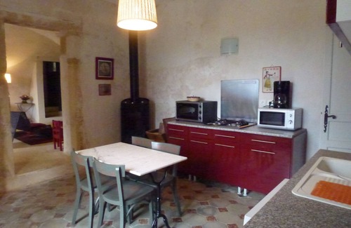 Argilliers House | Charming Farmhouse Retreat for 5 near Uzes & Pont du Gard
