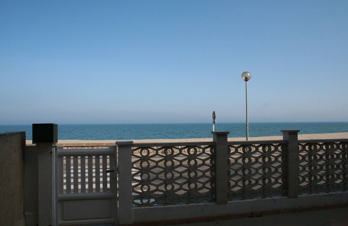 Leucate Apartment | Beachfront T3 at Leucate: Pet-Friendly with Pool & Spa