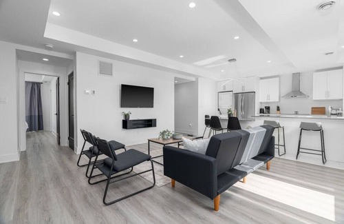 Downtown London House | Spacious 8-Bedroom Retreat in Downtown London with Amenities